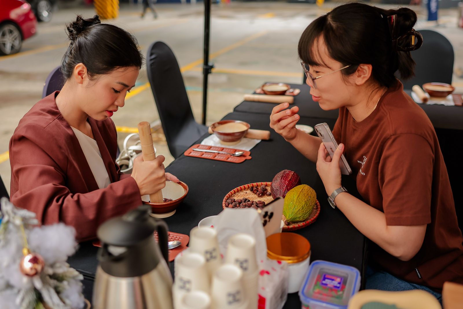 khach-hang-hoc-lam-socola-tu-hat-cacao