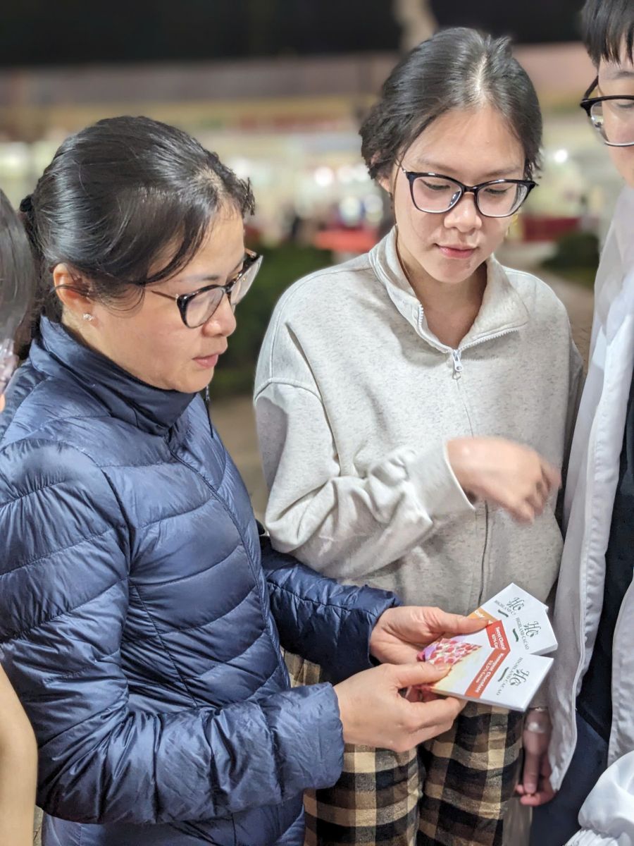 khach-hang-mua-socola-thu-cong-highland-cacao