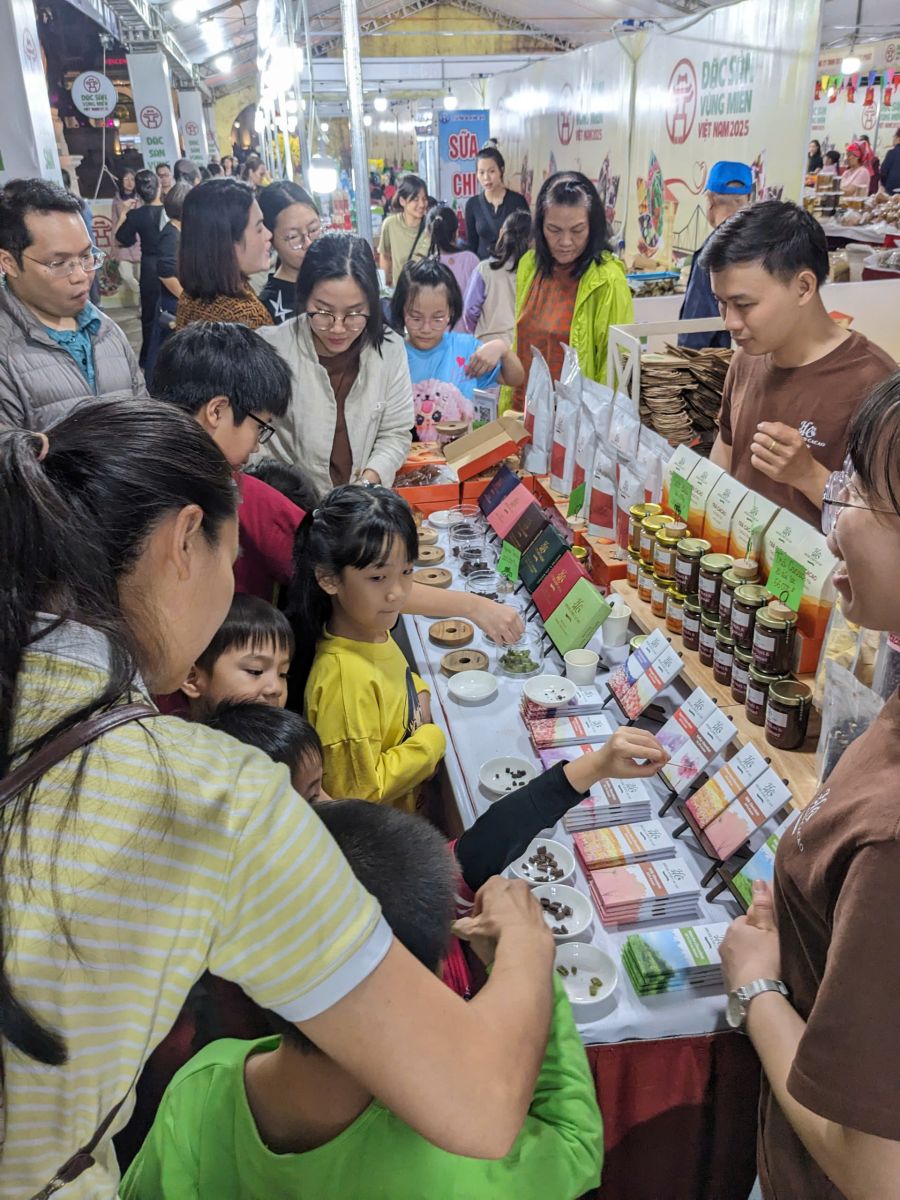 khach-hang-tham-quan-mua-sam-cac-san-pham-socola-thu-cong