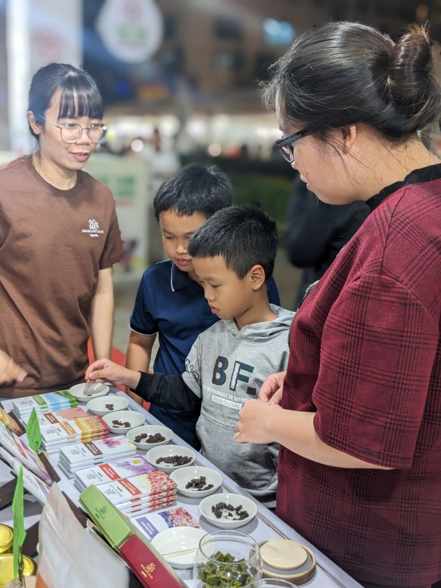 khach-hang-thuong-thuc-socola-tai-hoi-cho-dac-san-vung-mien-2025