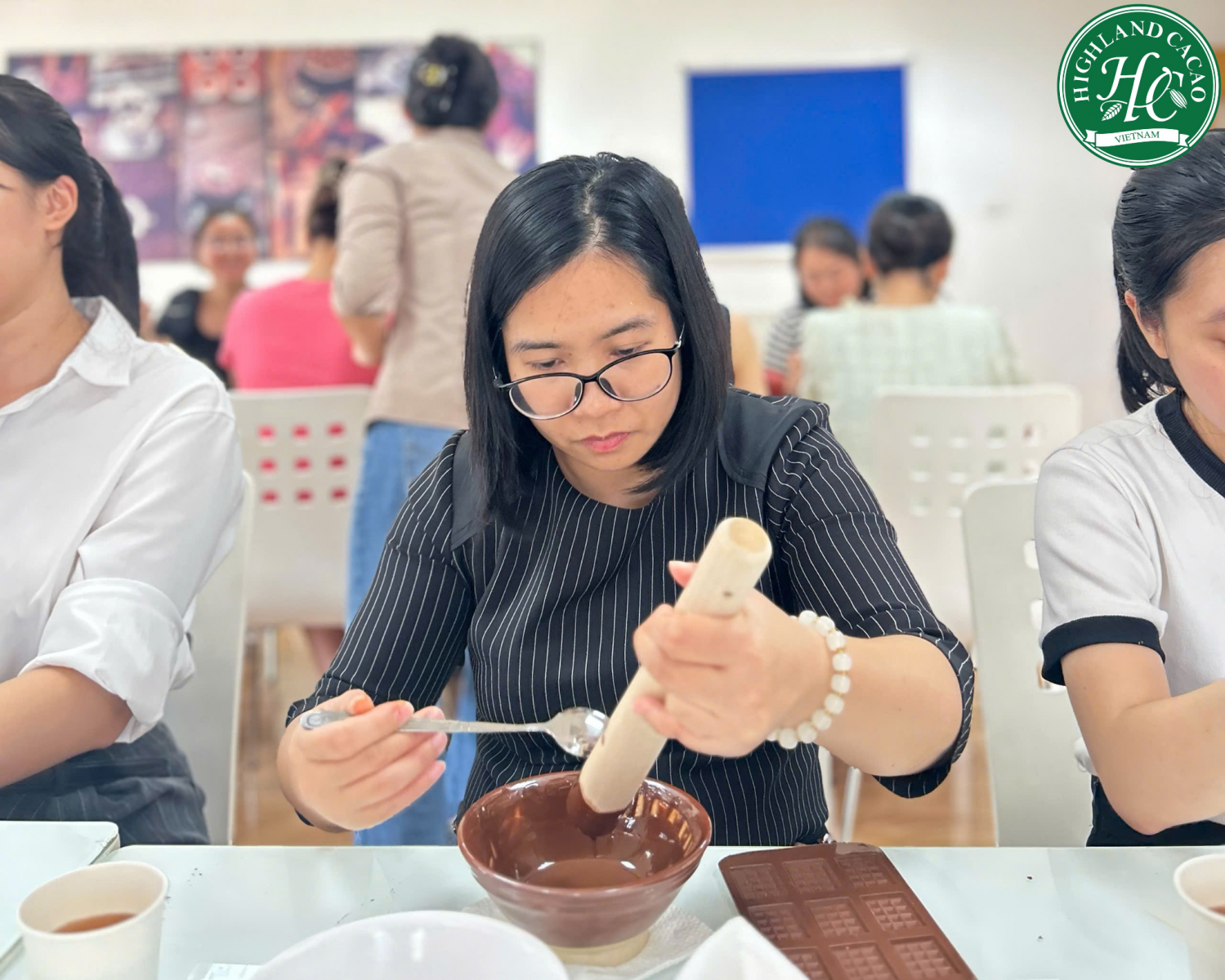 nhan-vien-cong-ty-samsung-tham-gia-workshop-socola-thu-cong
