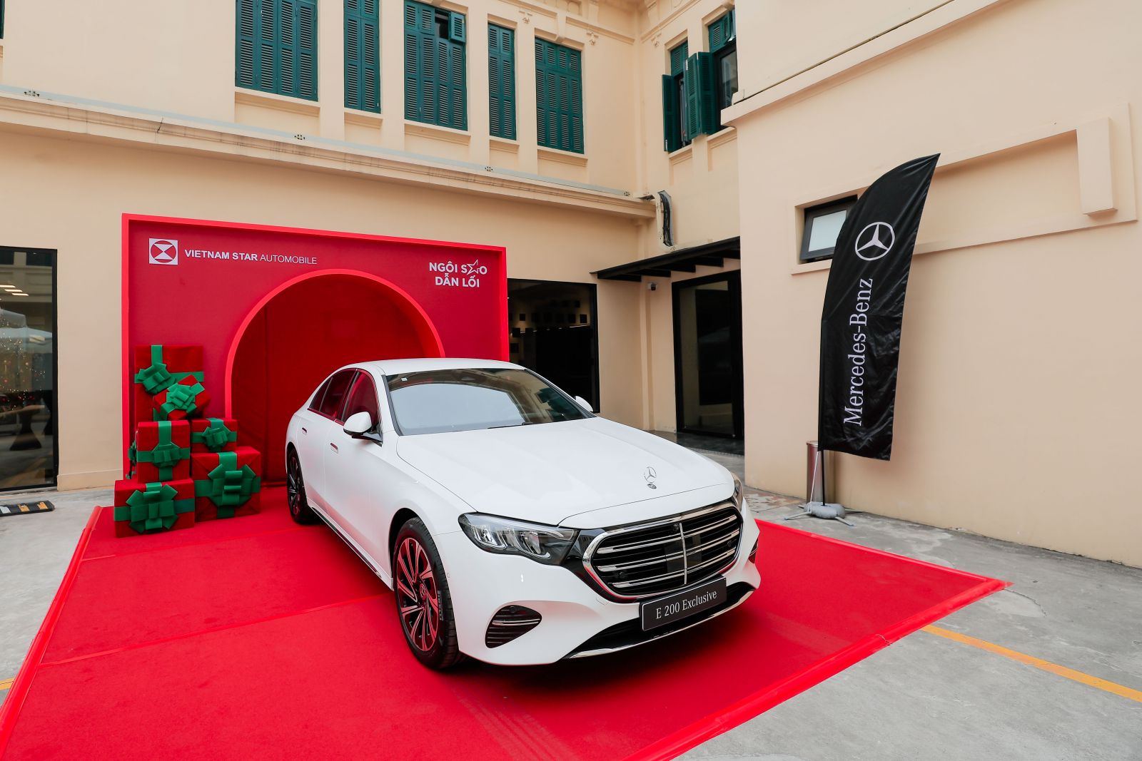 trung-bay-xe-hoi-mercedes-benz